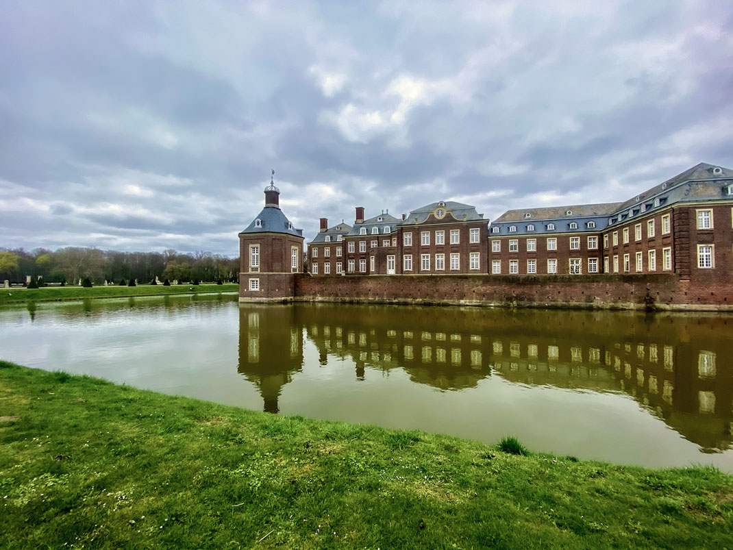 Osterspaziergang am Schloss Nordkirchen Outfit Inspiration in hellen Creme Tönen für einen Spaziergang an Ostern am Schloss Nordkirchen in Nordrhein Westfalen: Wenn der Frühling noch etwas auf sich warten lässt & man an Ostern aber trotzdem stylish die Landschaft erkunden möchte, habe ich vielleicht den passenden Osterlook für Euch | Hot Port Life & Style | 30+ Style Blog