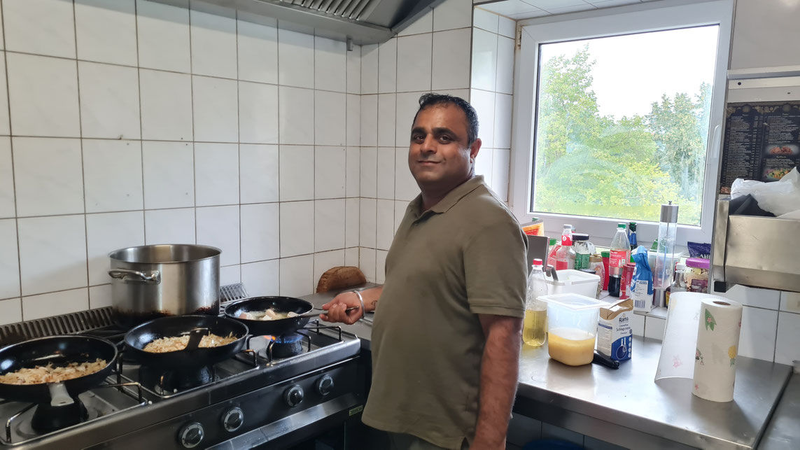 Mister Singh steht auch gern selbst am Herd, Indisch zu kochen ist seine Leidenschaft!