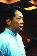 公開討論会後、報道陣の取材に応じる中山市長=28日夜、市民会館中ホールロビー