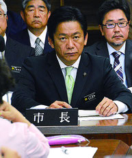 仲間氏の質問を聞く中山市長=28日、市議会議場