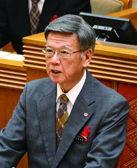答弁する翁長知事=12日、県議会