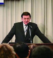 講演するケント氏。会場から拍手が沸き起こった=17日、ロワジールホテル那覇