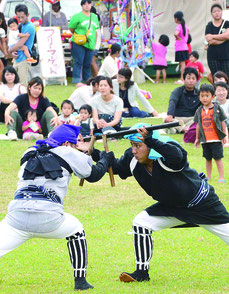 宮良棒術保存会が勇壮な棒を披露した=29日、宮良小グラウンド