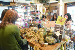 バレンタインデーを前に熱心にチョコレートを選ぶ女性客ら=13日午後、市内大川730交差点近くのカカオマーケット石垣店