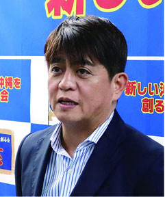 報道陣の取材に応じ、知事選に出馬しない意向を示す安里氏=19日夜、那覇市内