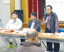 住民説明会で、竹富島の温泉開発計画を発表する黒潮観光の上間代表取締役(右端)ら=18日夜、まちなみ館