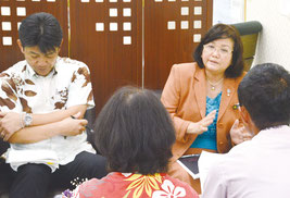 大田教育長らが幼稚園教諭などの人材確保について説明した=14日、竹富町役場
