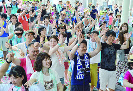 約1400人が鳩間島に上陸。身体を動かし音楽を楽しんだ=3日、鳩間島野外ステージ