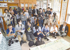 八重山高校の校長室に23社50人の報道陣が殺到した=29日、八重山高校