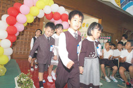 真喜良小学校で入学式が行われた。=8日午前、同校体育館