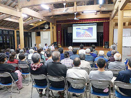 講話会には大勢の地域住民が集まり、関心の高さをうかがわせた=10日、竹富島まちなみ館