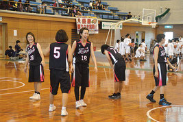 一般女子で3連覇を達成したにぃーけーや=13日、石垣市総合体育館