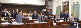 住民投票条例案が賛成多数で可決された=11日、石垣市議会