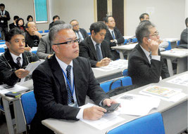 教頭研修会で先進地視察報告を聞く参加者=21日午後、大浜信泉記念館