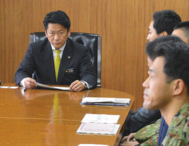 防衛省職員や自衛隊関係者と会談した中山市長=5日、市役所