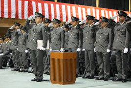 整列し入隊式に臨む自衛官候補生ら=9日午前、那覇駐屯地