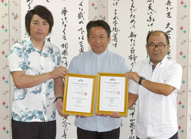 中山義隆石垣市長に受章報告を行う八重山ダイビング協会関係者ら=11日午後、石垣市役所
