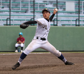 好投したエースの登野城=9日、沖縄セルラースタジアム那覇