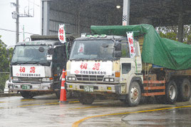 雨の影響で出発時間を1時間ほど遅らせた=5日、石垣島製糖工場