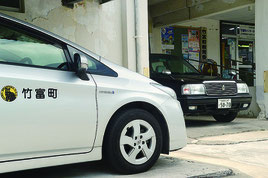 竹富町の公用車。奥のクラウンが川満町長の公用車=15日、竹富町役場