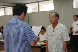 中山市長が第7期市高齢者福祉計画・介護保険事業計画の策定を森永会長に諮問した=6日午後、市役所