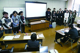 観光コンテンツのプレゼンを行った、産能大の学生と市内高校生の皆さん=6日午前、市役所