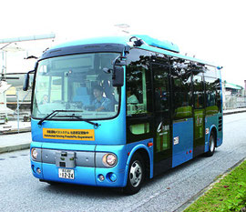 交通量の多い交差点を曲がる実験車両=3日、国道58号線宜野湾パイパスの交差点