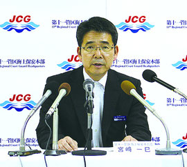 就任会見する第11管区海上保安本部の宮崎一巳本部長=11日午前、同本部