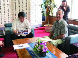 中山市長に石垣牛日本一を報告する宮良部会長=18日午後、市役所