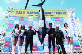 162㌔のクロカワカジキを仕留め、初日トップとなった当山さん(左から3人目)