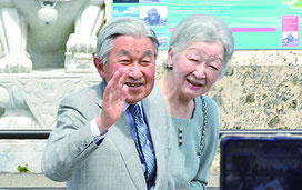 与那国空港で町民らの奉迎に手を振りこたえる両陛下=28日、午前同所