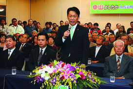石垣市長選に出馬表明する中山氏(中央)。左は石垣亨自民党石垣市支部長、右は東田盛正後援会長=27日午後、市内ホテル