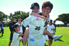千葉ロッテマリーンズ大嶺祐太投手が黒島小中学校を訪れ児童生徒らと交流を行った=15日、同校