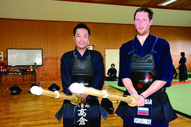 ニコフさん(右)と稽古を行った高倉さん=23日午後、石垣第二中学校武道場