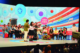 合格を受け、夏川さんらに激励を受ける出場者=3日午後、石垣市民会館大ホール
