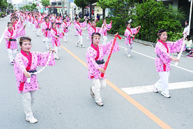 市婦人連合会による踊り=5日、新川小付近