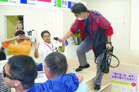 石垣新栄郵便局で強盗対策訓練が行われた=17日午後