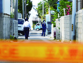 遺体が見つかった前竹容疑者の自宅で鑑識活動が行われた=18日、市内大川