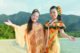 8月に結成された、来間高子さん(左)、山口千賀子さん(右)の「琉璃の風」=8月11日、川平のビーチ(写真提供=スタジオ写舎)