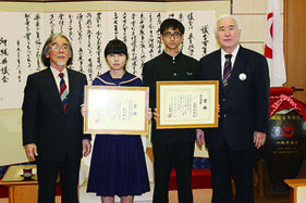 表彰状を見せる島尻くん(右から2人目)と瀬底さん(右から3人目)=22日、県議会議長室