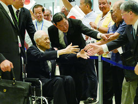 飛行機を降りてから歓迎を受ける李登輝元総統=22日夜、那覇空港新国際線旅客ターミナルビル1階