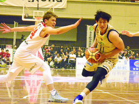 琉球ゴールデンキングスが富山グラウジーズと対戦した=24日夜、石垣市総合体育館