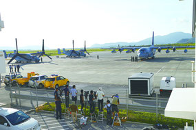駐機するオスプレイ2機と輸送機KC1300(右)=9月30日午後、石垣空港