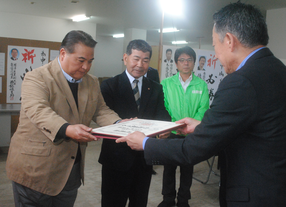 自民県連の金城事務局長から推薦状を受け取る大浜氏(左)と知念氏=1日午後、中山氏の後援会事務所