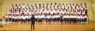 全校生徒134人で出場した宮良小学校=9日、石垣市民会館