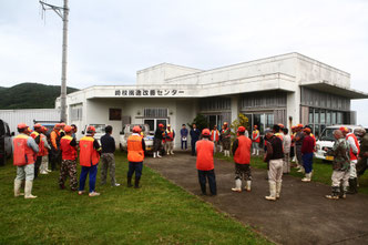 有害鳥獣の共同駆除で集まった猟友会メンバーら=20日午前、崎枝構造改善センター前