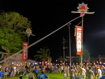 旗頭を中心に巻き踊りが奉納された=29日夜、伊原間公民館