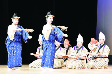 「世ば稔れ 肝清らし」を演じる八商工郷土芸能部=11日午後、市民会館大ホール