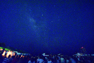 ▲午後8時30分にライトダウンすると数々の星と共に天の川が現れた=12日夜、南ぬ浜町緑地公園から撮影