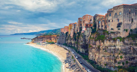 Tropea, Italien, türkises Meer mit Steilküste und alten Häusern